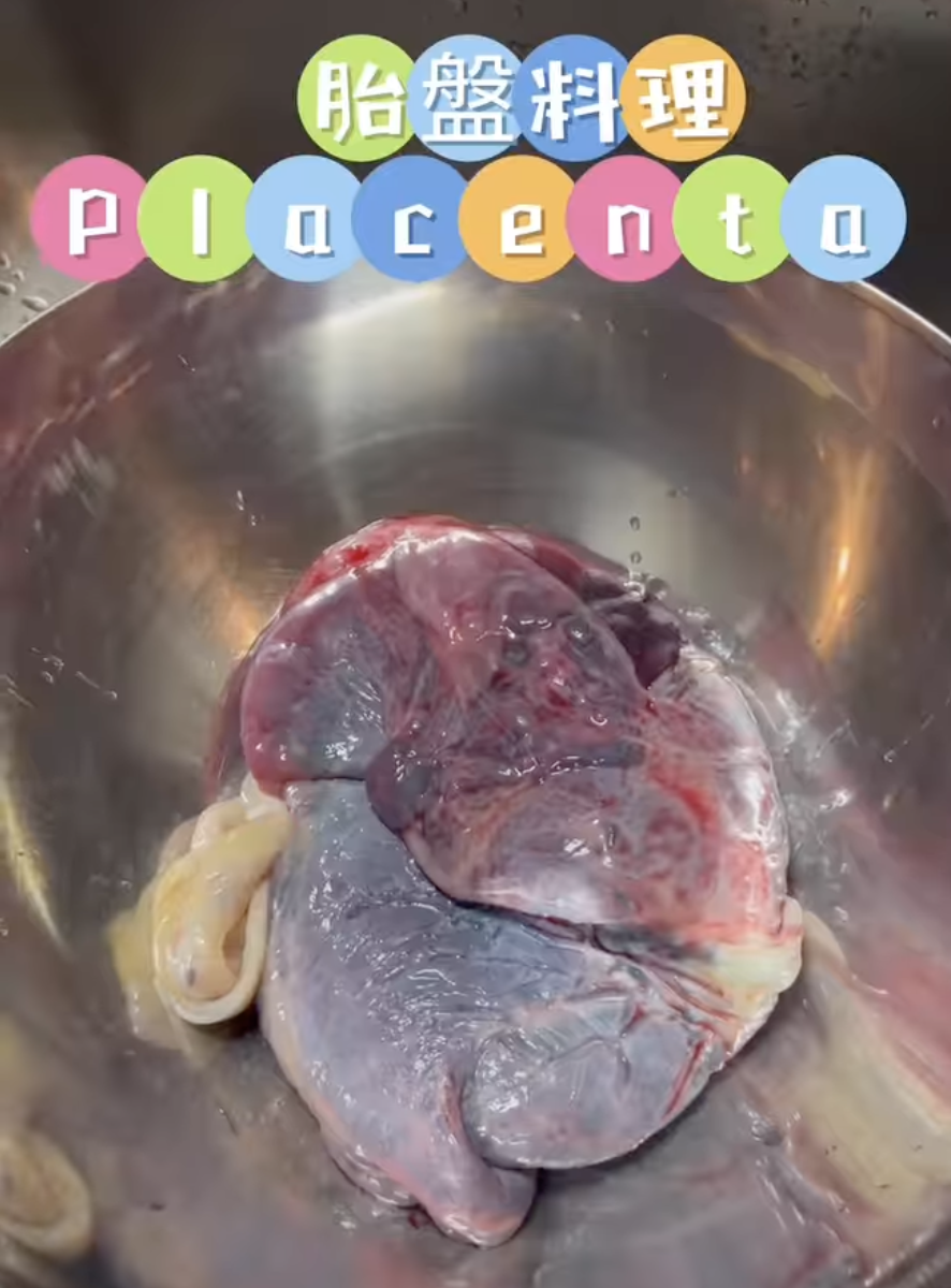 班傑聽聞胎盤能幫助產後恢復，於是親自下廚烹調。
