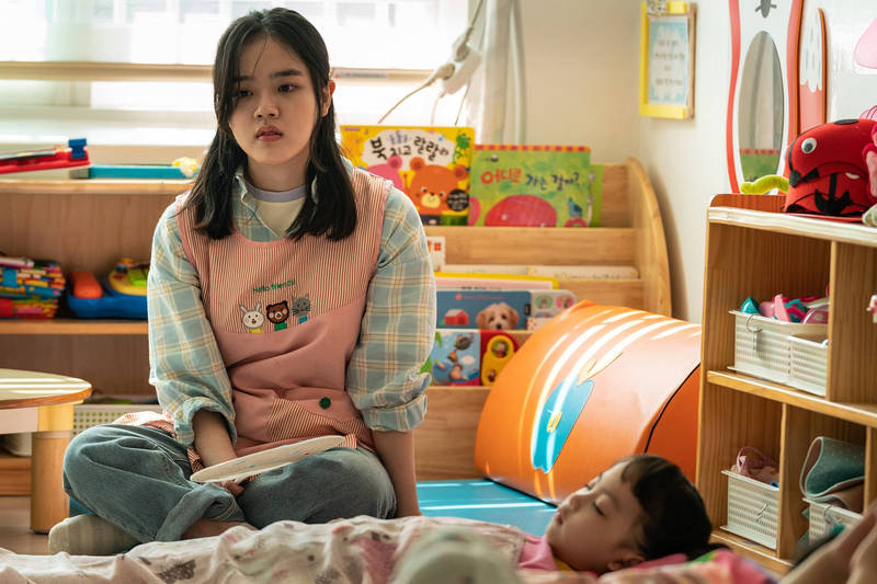 無論是要付房貸、繳學費，還是每天超市結帳那瞬間的心驚膽跳，金錢壓力是許多母親難以迴避的現實