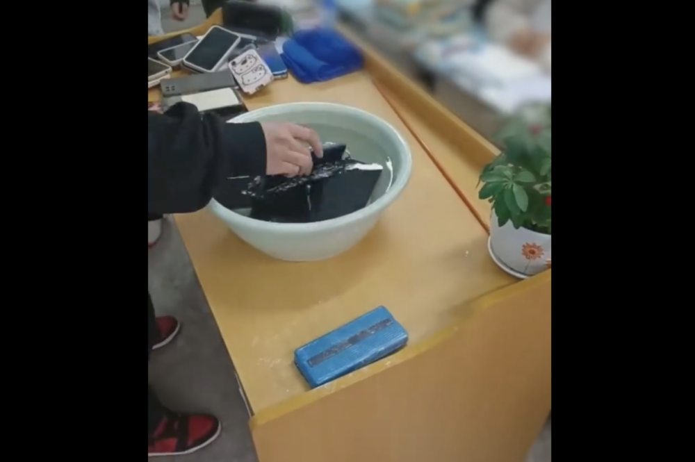 貴州一間中學爆出水浸學生手機事件,引起熱議。