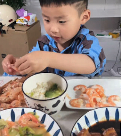 原來是要兒子幫手剝蝦