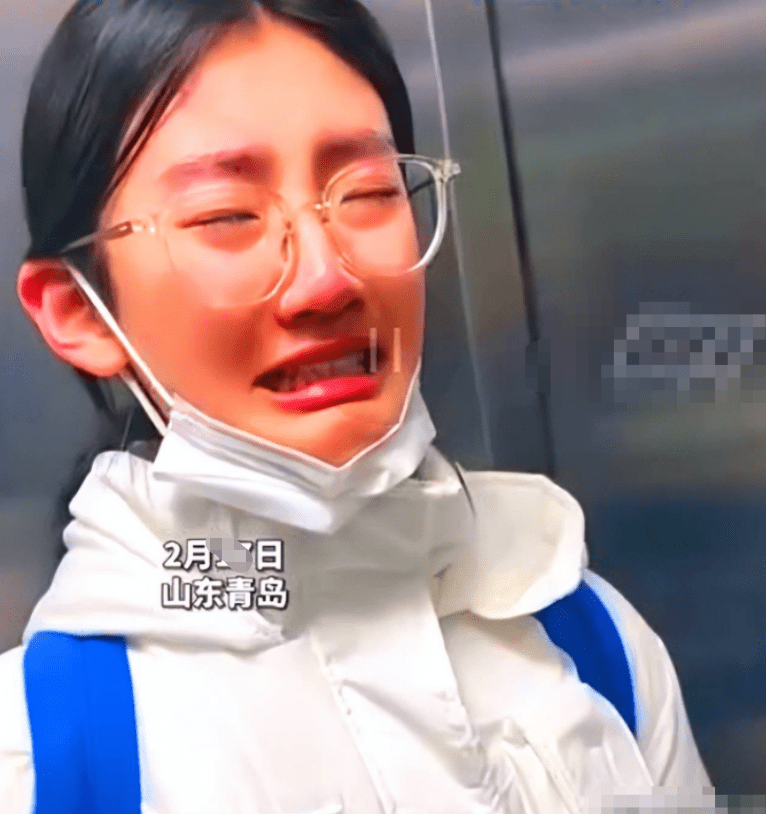 她得知高昂學費的消息後，忍不住在回家的電梯裡哭成淚人