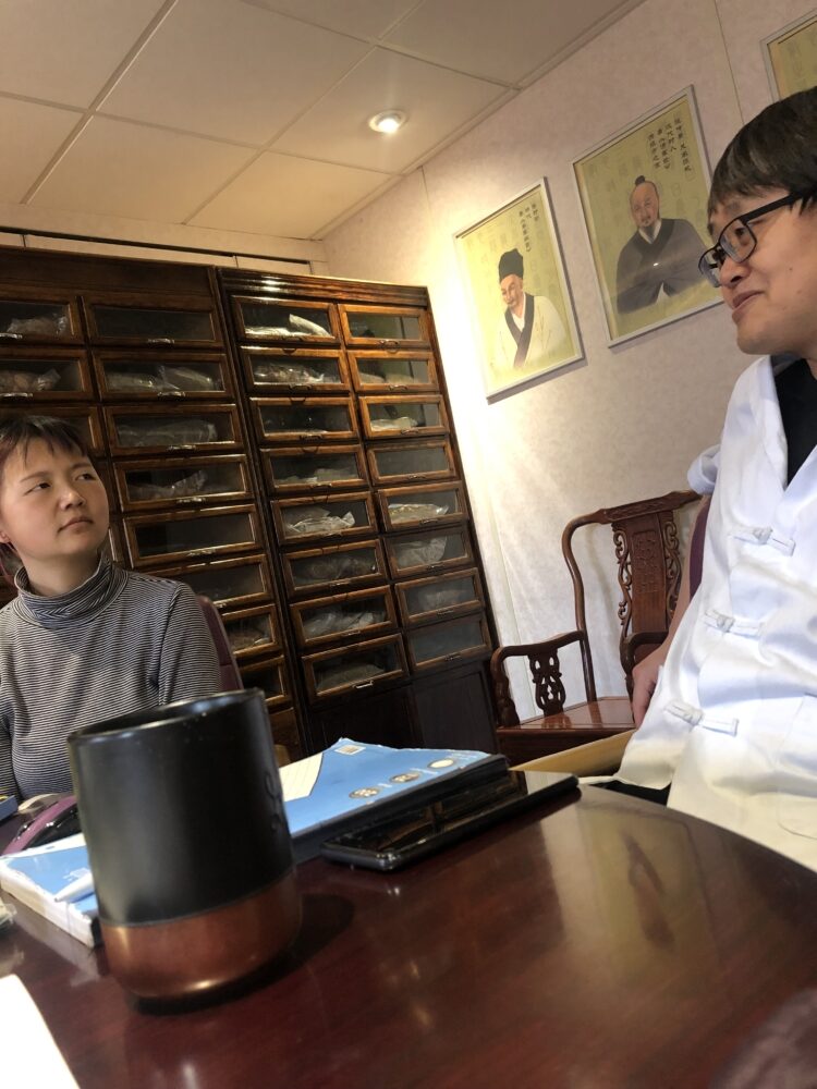 同學有外國人，亦有中國人。圖中的女同學最勤力，已學了逾兩年多，除了學針灸、推拿外，還學中草藥