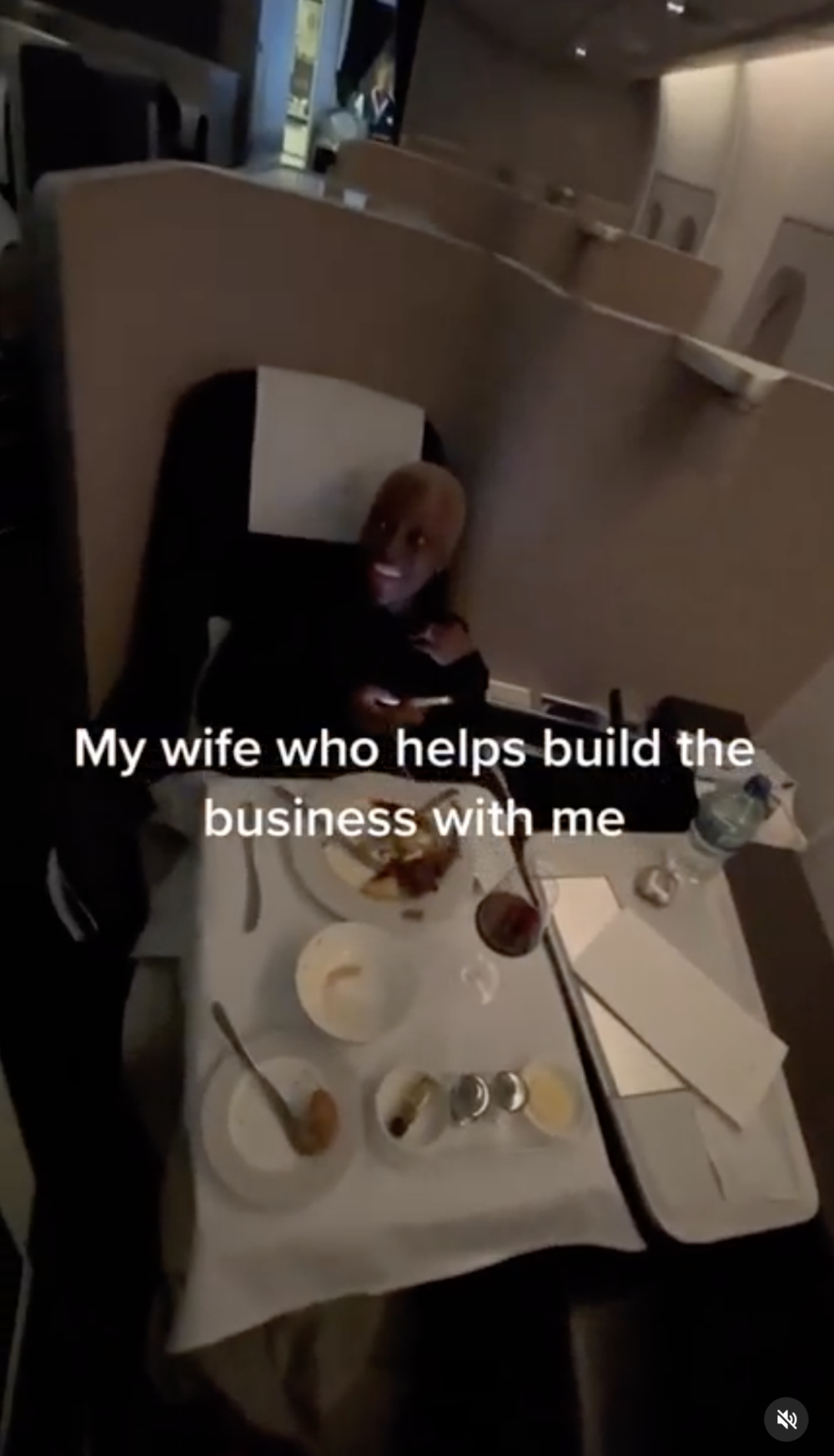 Samuel老婆亦已坐在頭等艙內。