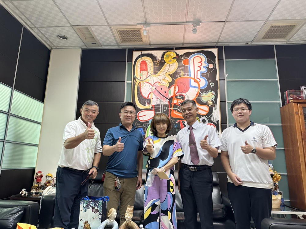 林均嶧（最右）近日獲得國立陽明交通大學醫學系取錄，向成為醫生的道路邁出一大步。