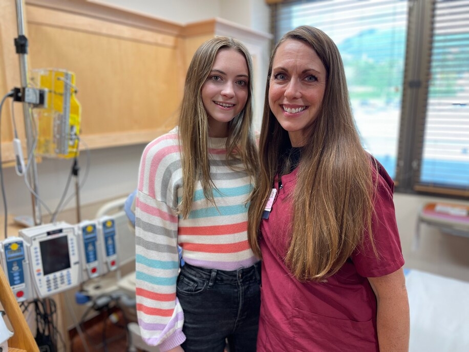 22年過去，兩人於議員再度合影留念。