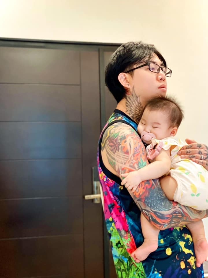 歌手謝和弦貼出湊女相,可見手臂全是紋身圖案。