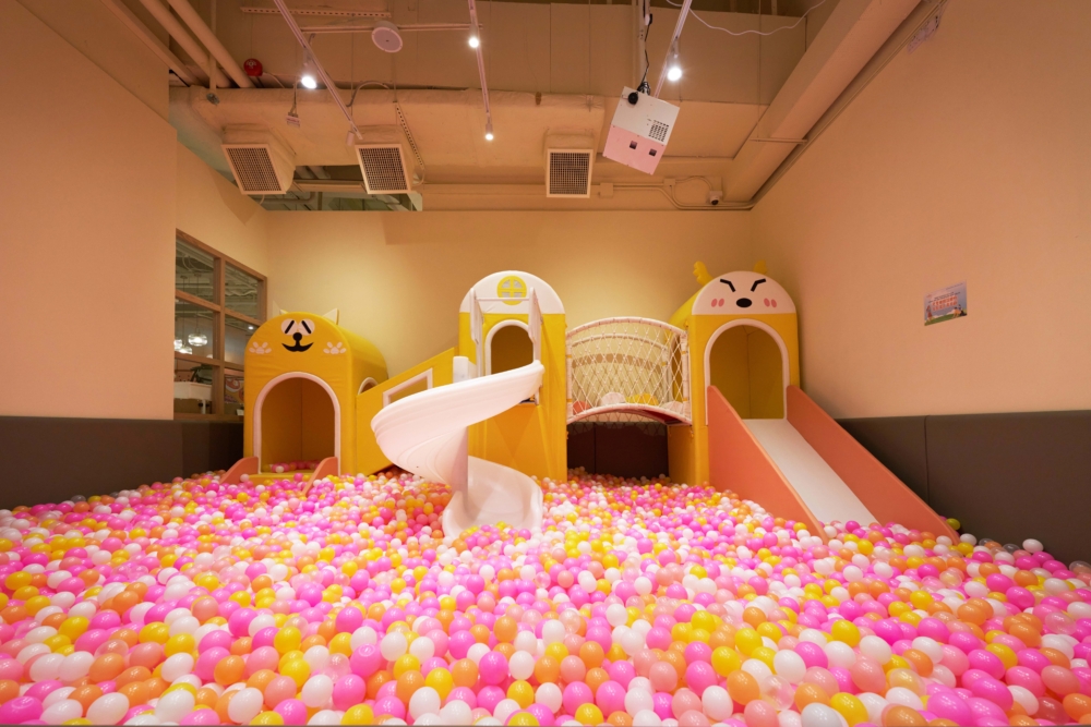 遊玩區有超大的波波池!