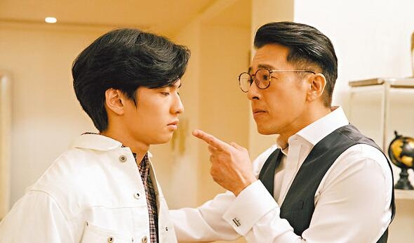 一路上爸爸不停罵兒子「唔生性唔上進」，指他20多歲也沒什麼成績。