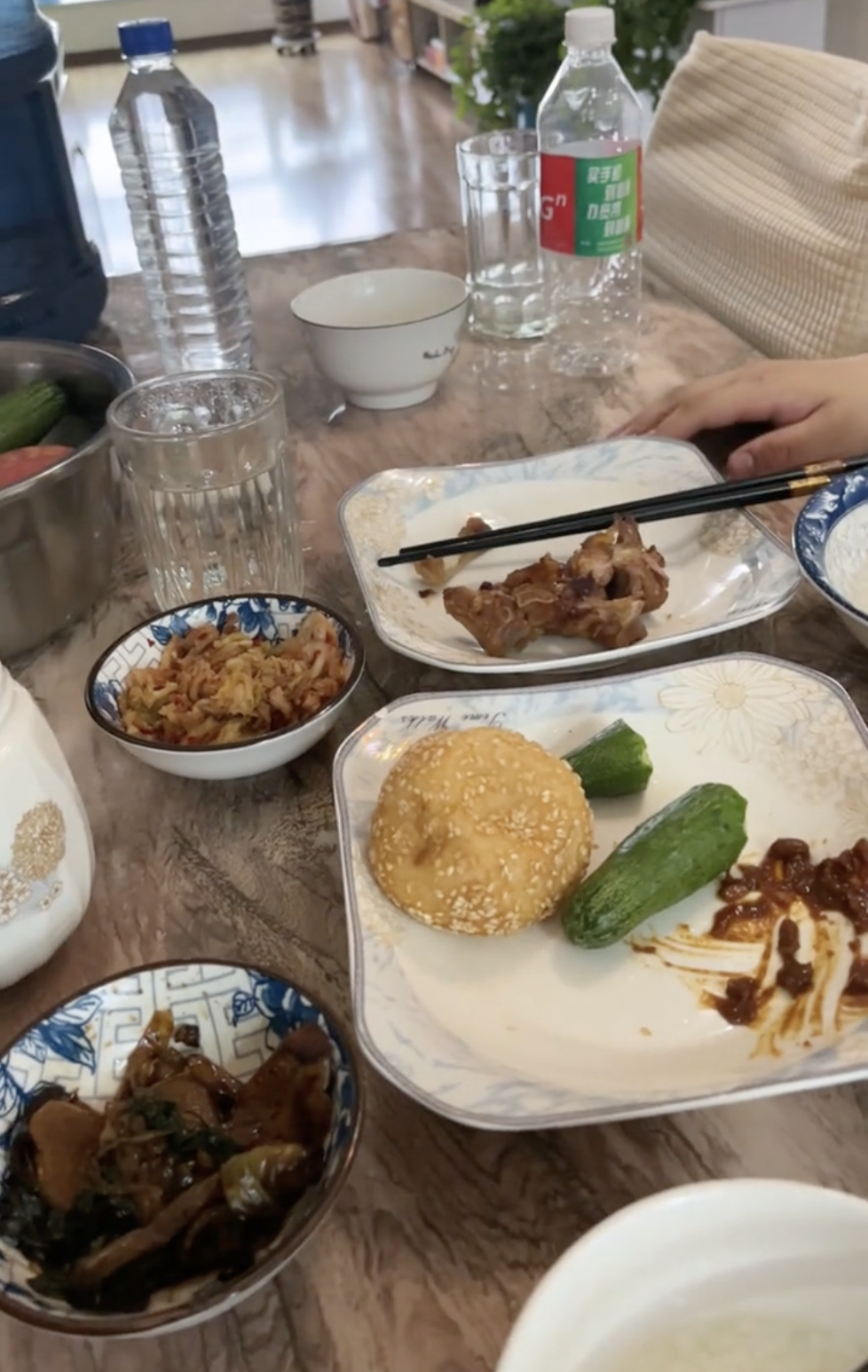 晚餐媽媽只準備白粥配酸菜。