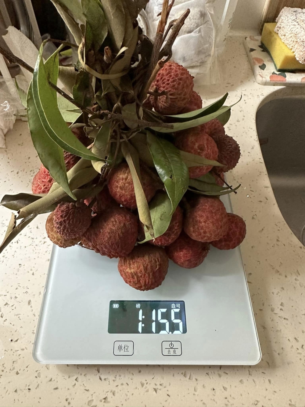 事主所購入的荔枝為15.5oz。