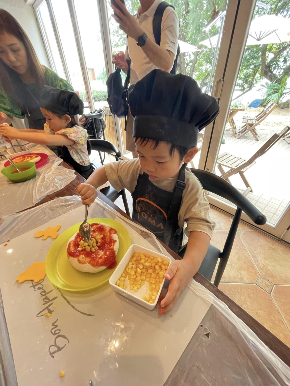 可以選擇添加自己喜歡的薄餅材料。