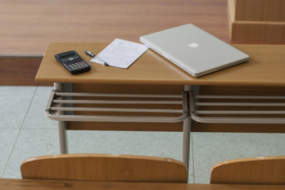 班主任不小心將手提電腦漏在課室