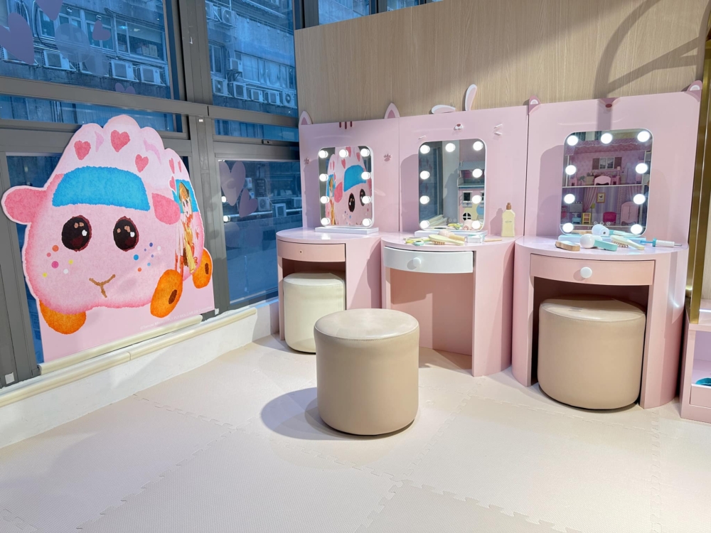 店內有化妝區、校巴區、幼兒區等。