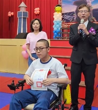 母親為了照顧患病的兒子竟重返校園學習