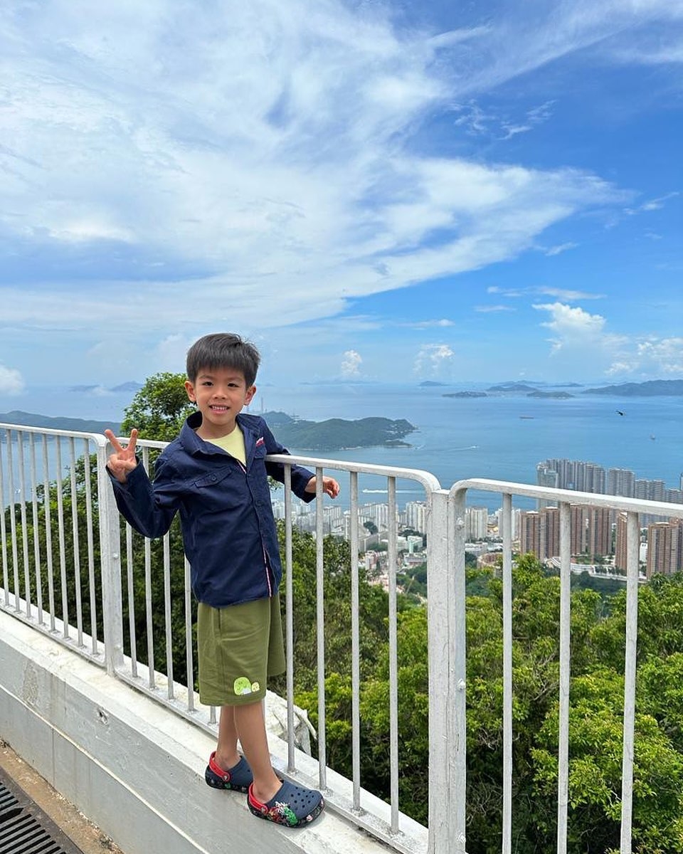 黎諾懿在社交網發帖，指大仔雖然未完全康復，但已出院回家