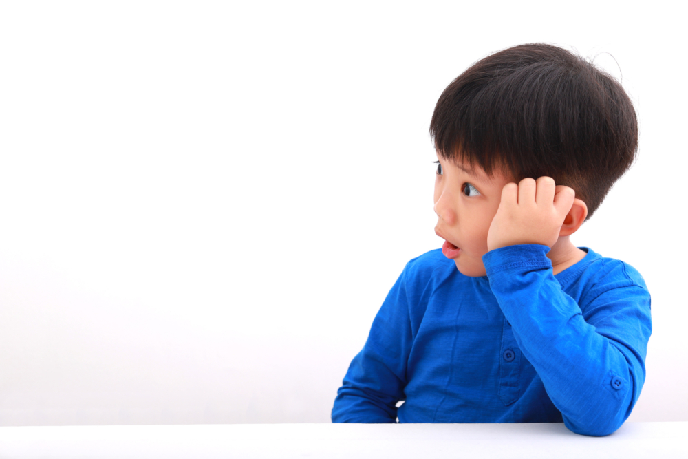 男子表示，自己當時正以手機追看動漫，而身旁男孩盯看男子手機。