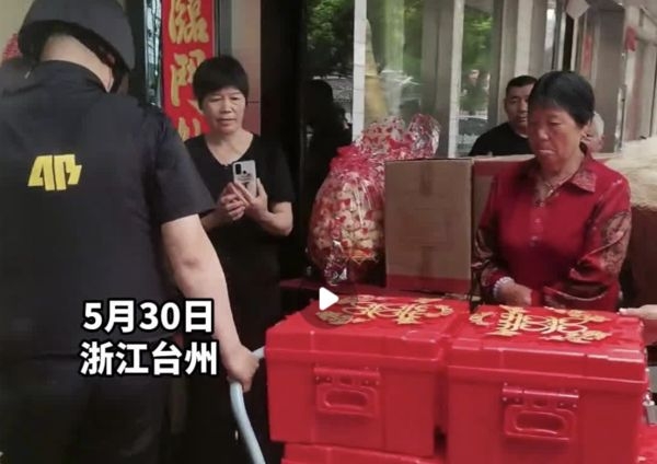 保安人員在嚴謹監控下，將聘禮順利送到女方家