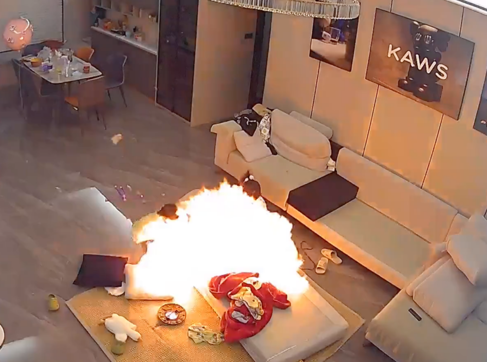 爆炸的火線吞噬兩人，不幸中的大幸是沒有燒傷男童。