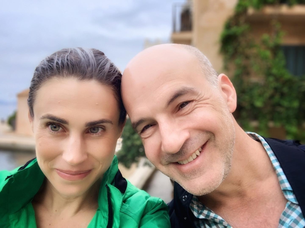 兩人會輪流拜訪對方家,維持感情。