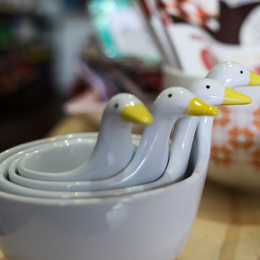 小朋友可以創作數件獨一無二的動物造型陶瓷餐具。