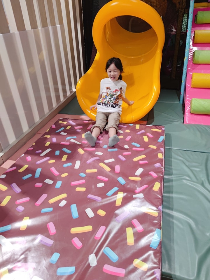 博主媽媽表示大膽的女兒最愛刺激的滑梯。