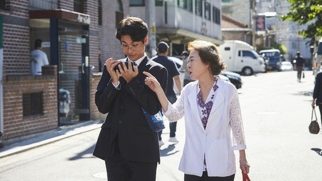 男同事被老闆叫入房訓話，他的媽媽也一同跟入房內聽。