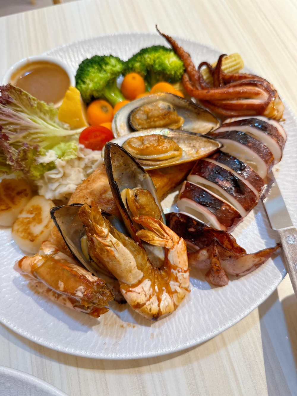 博主推薦店內必點海鮮拼盤。