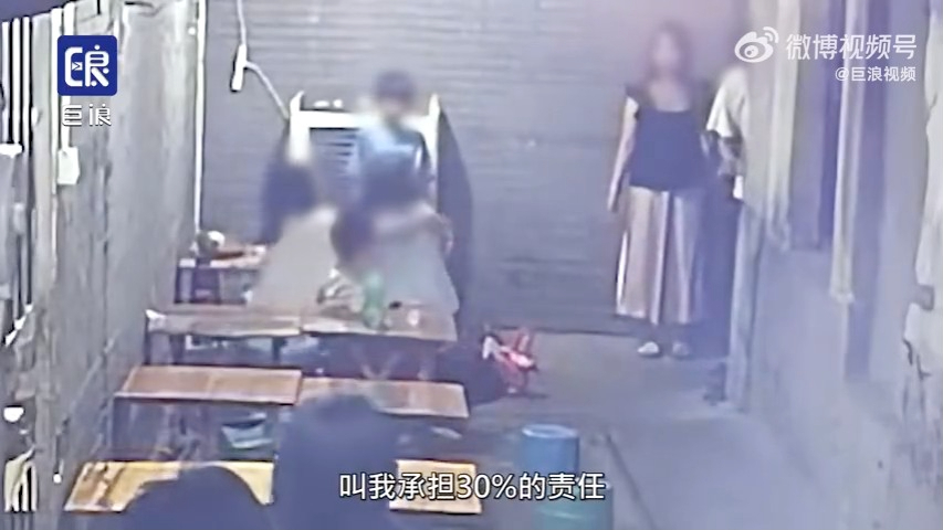 李先生表示，女孩的父親要求他負主要責任，承擔當天醫藥費400多元。