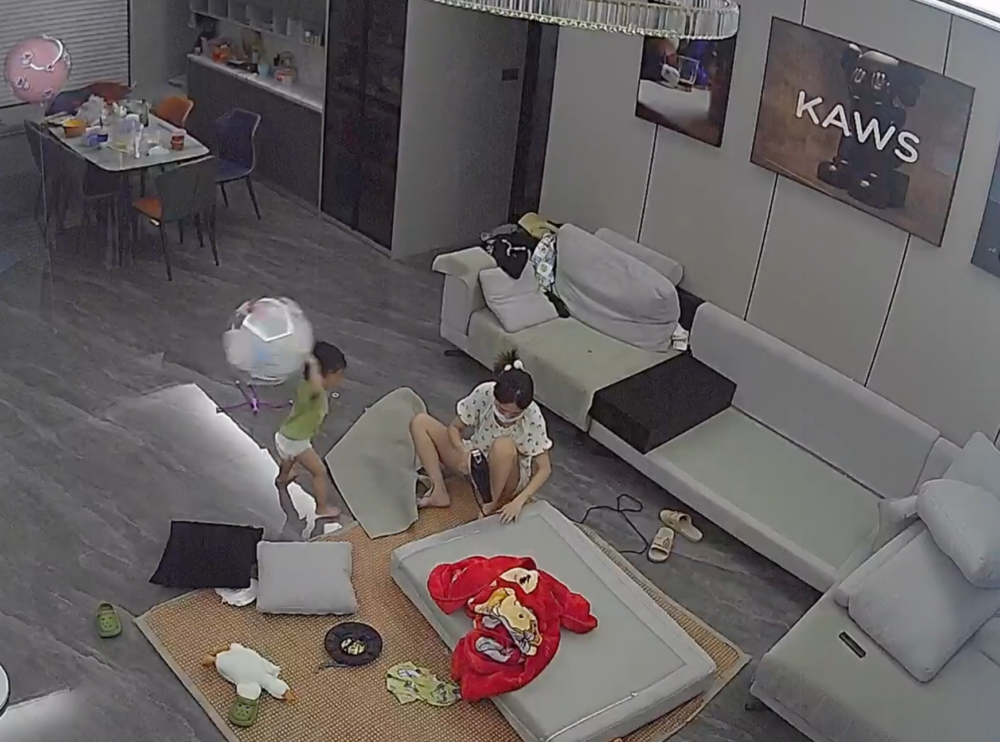 兒子未能理解媽媽的話，隨即拿起汽球用力砸到風筒上。