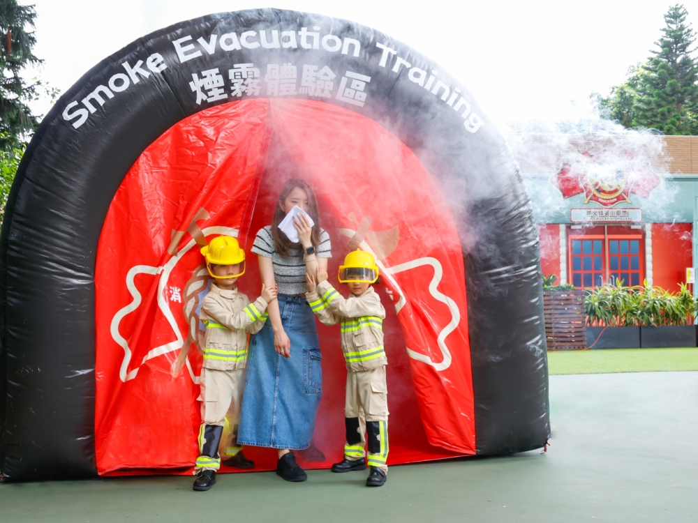 小朋友更要勇闖模擬火警現場的煙霧體驗區，拯救身處其中的市民逃出生天。