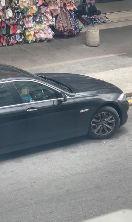 元朗一位男童被拍到獨自留在車內。