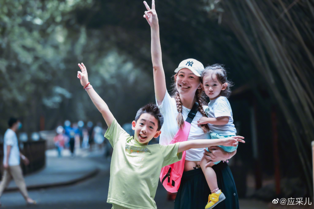 應采兒和陳小春細仔Hoho留著長髮,模樣清秀。