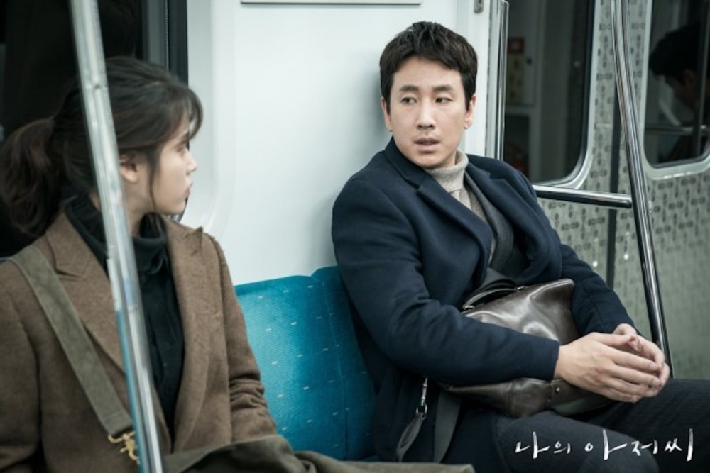 在地鐵啟動不久後，旁邊男孩的媽媽要求男子不要看手機。