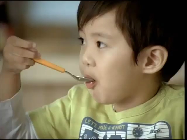 林均嶧5歲的時候拍過花旗銀行、舒潔衛生紙、IKEA等多部大公司廣告，曾是紅極一時的童星。