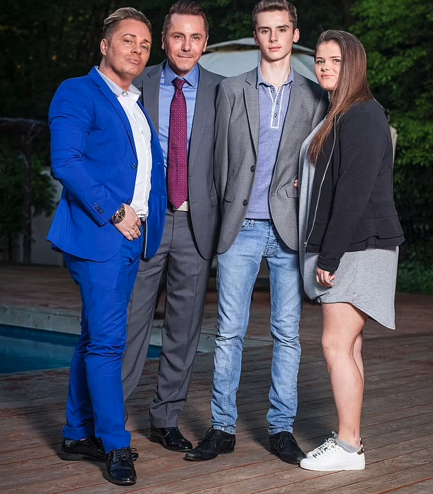 Barrie與同性伴侶Tony通過代孕,成功誕下一對雙胞胎子女Saffron及Aspen。