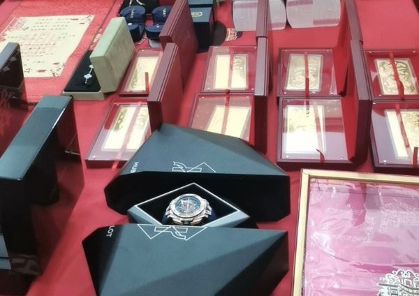 聘禮包括一疊疊的現金、名錶、用透明盒子裝起的金條及珠寶