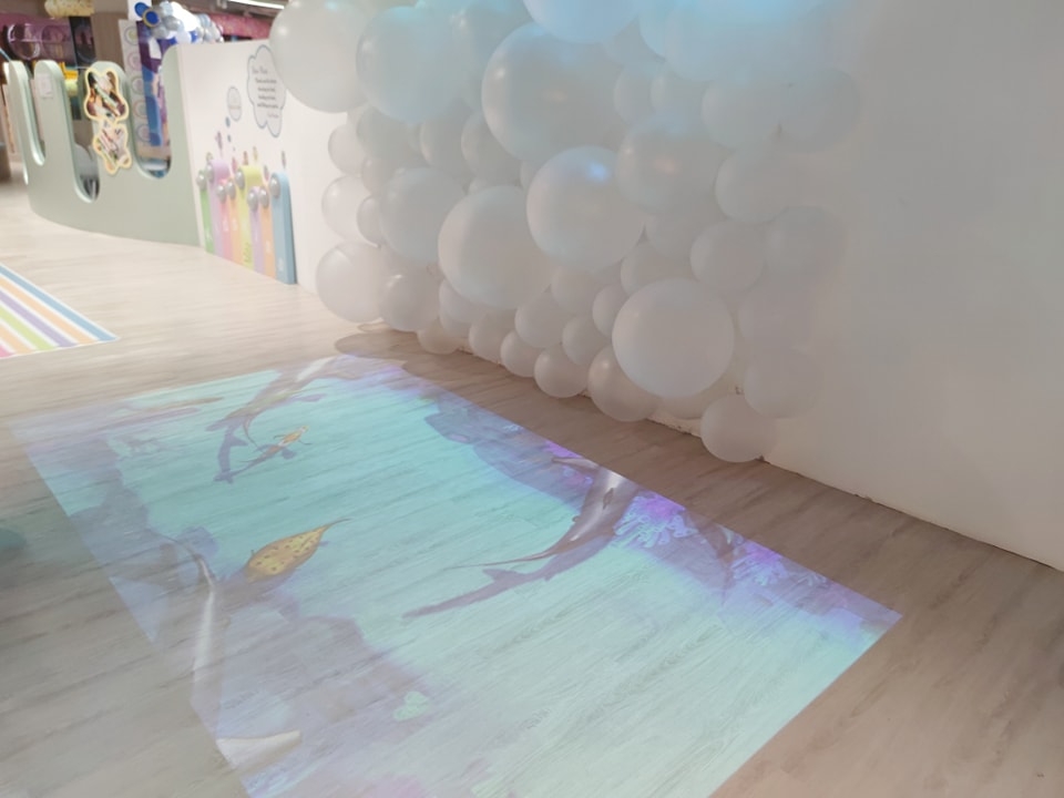 奇幻隧道觸感裝置區。