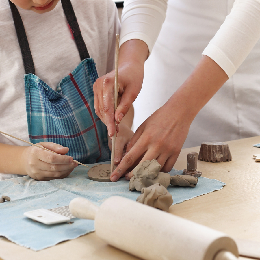 暑期兒童陶藝證書課程由得獎陶藝師傳授基本陶藝知識。