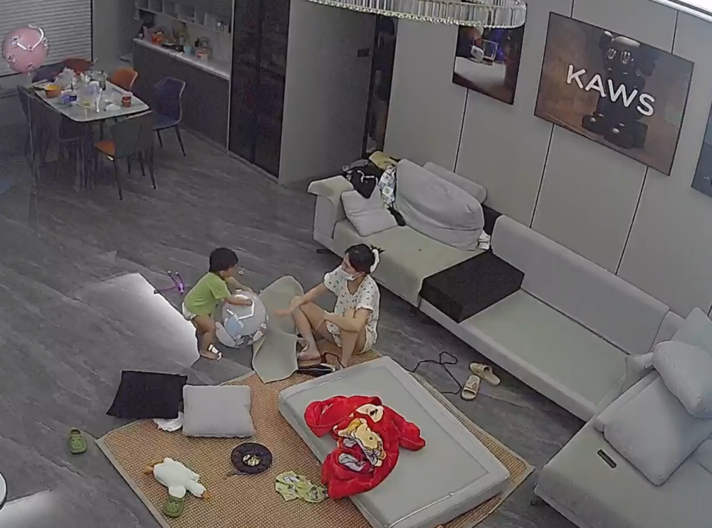 媽媽曾勸告兒子氣球會爆炸，要求他拿遠點去玩。