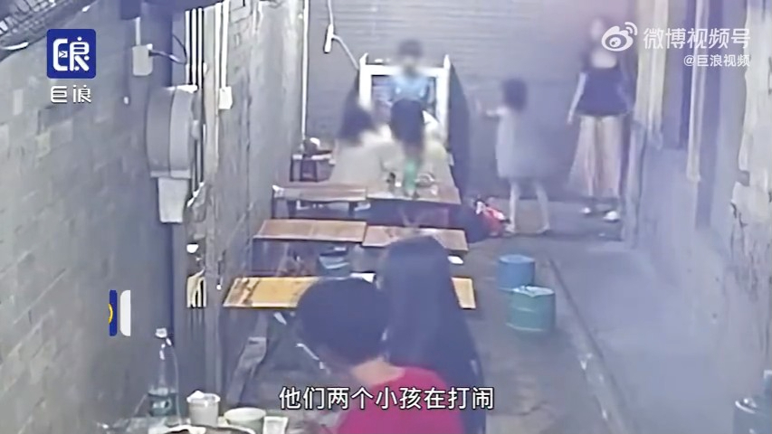 李先生表示，當時兩個小孩的家長都在看手機，沒有看管孩子。