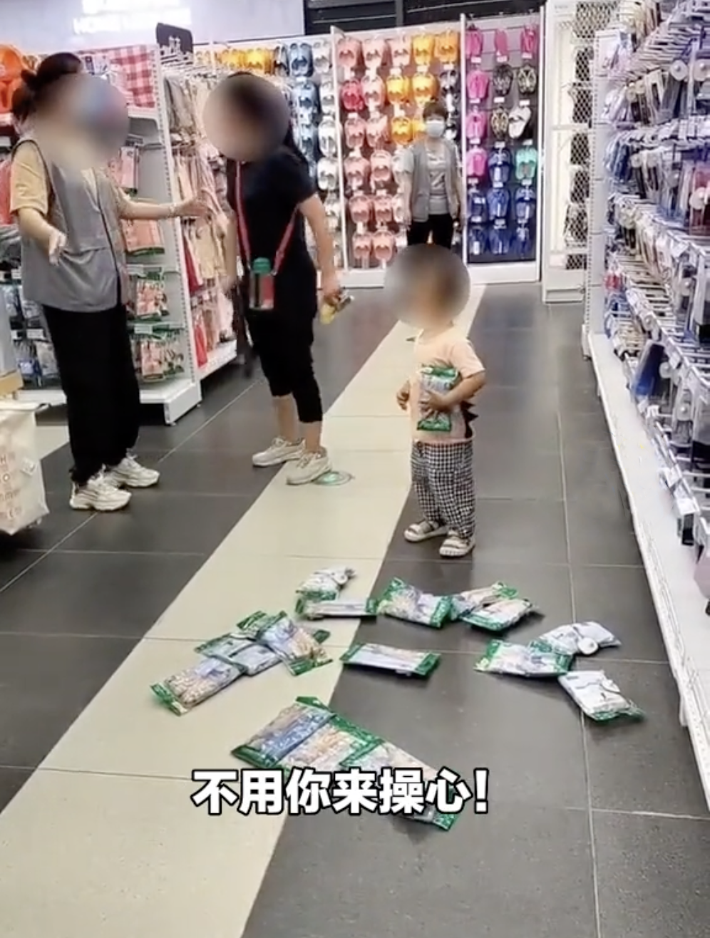 面對店員指責,媽媽情緒激動,表示自己會管教孩子,不用外人操心。