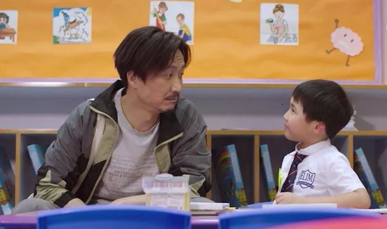 主任要求學生親自復原遭破壞的桌子。