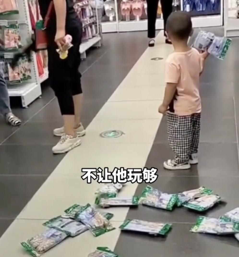 有網民拍攝男童在超市亂掟物品,導致媽媽和員工發生衝突。