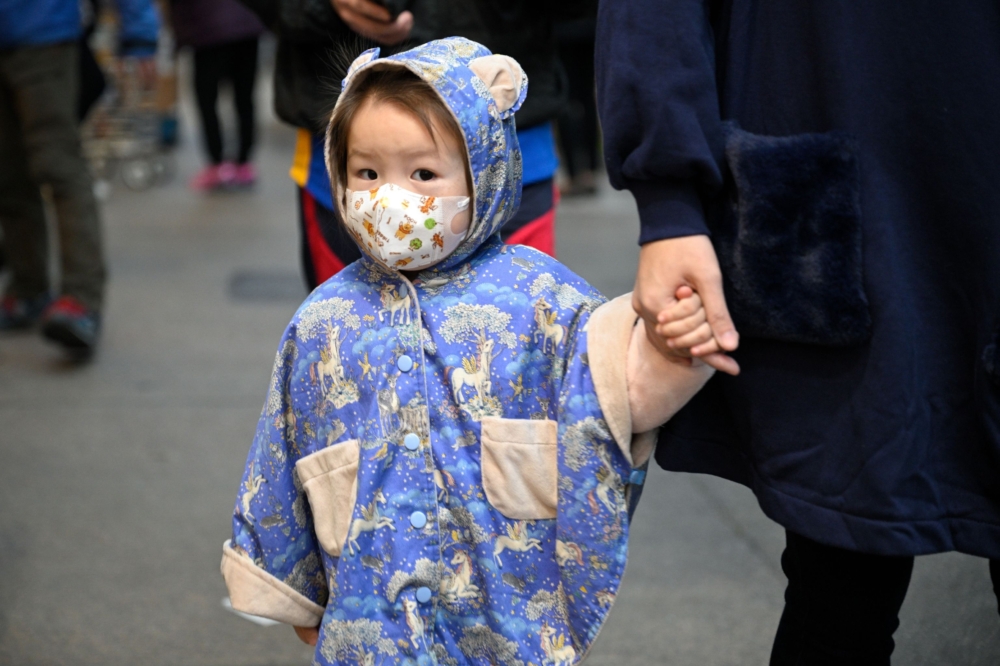 網民認為家長的行為非常自私，孩子生病就該在家休養，降低傳染率。