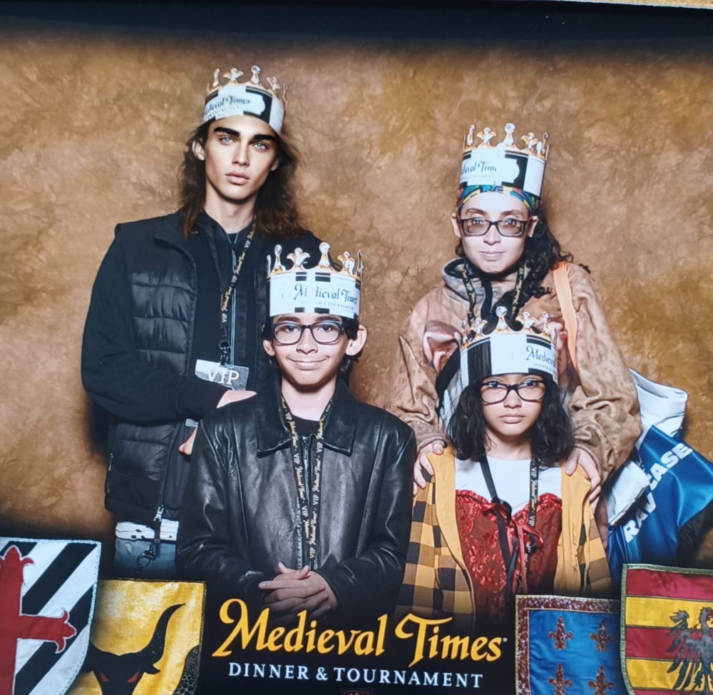 一家四口的「合照」。