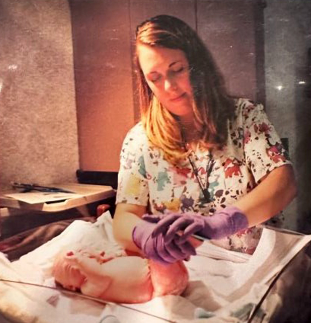 結果女方家留有Kelsey的出生相片，裡面的助產士赫然就是Mary。