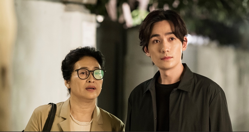 網民指公司一位30多歲的媽寶男同事帶媽媽到同一間公司工作。