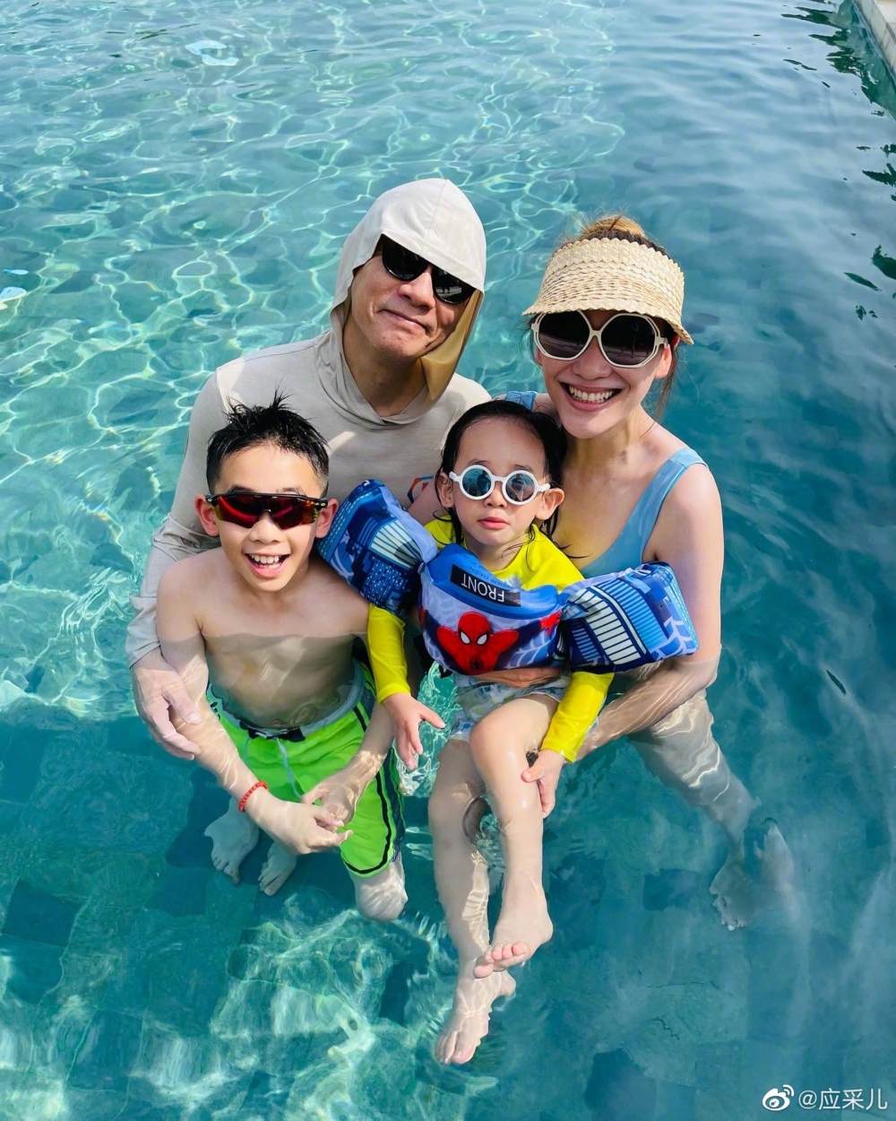 陳小春曾渴望有女兒,不過如今一家四口生活甜蜜幸福。