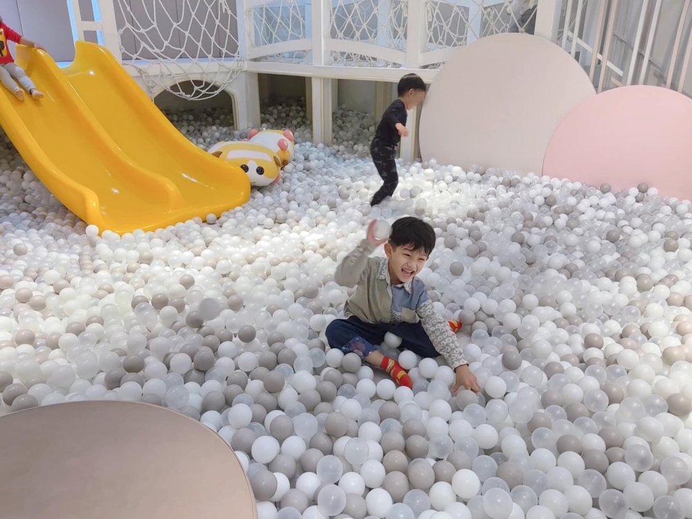 超巨型夢幻波波池 。