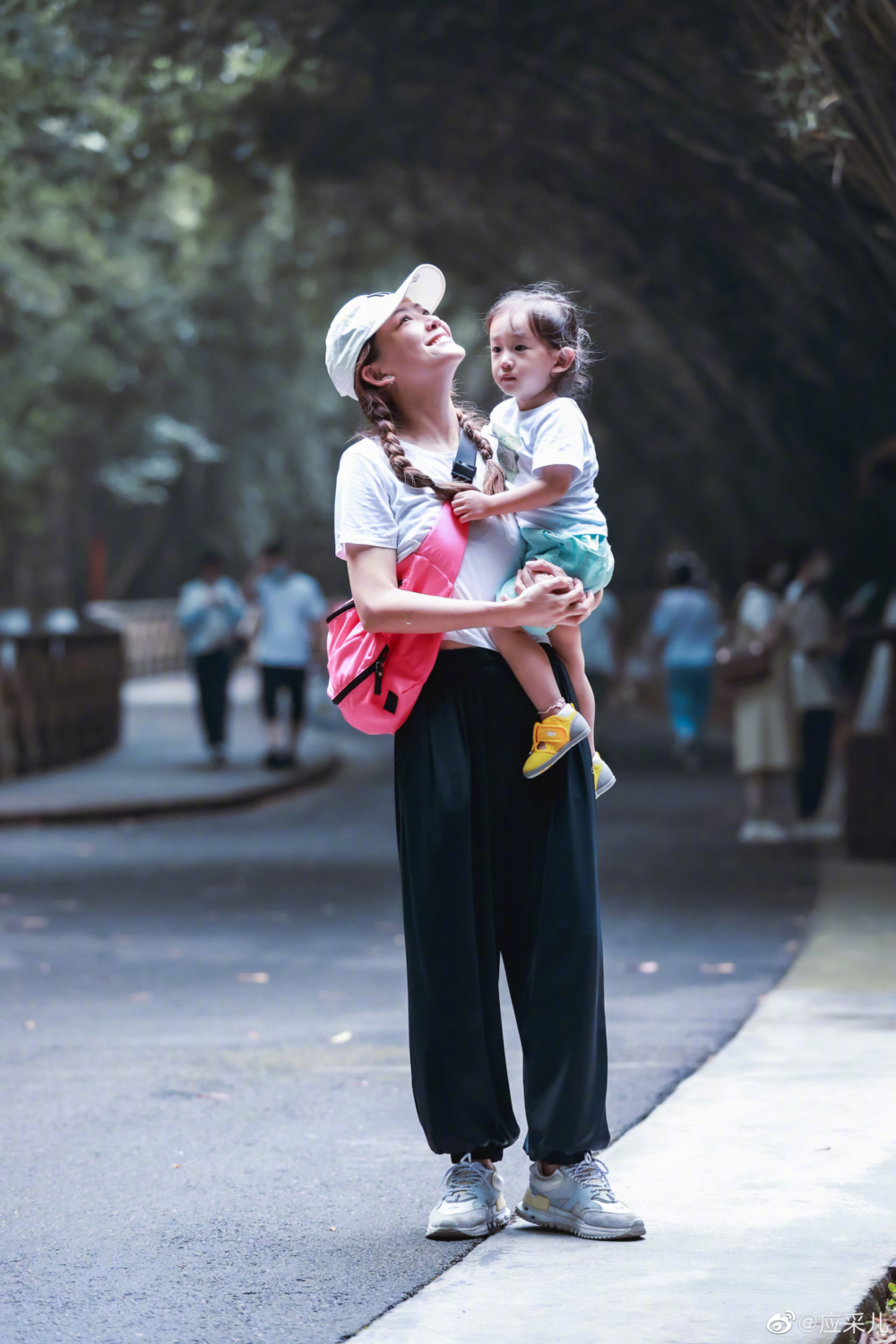 對於Hoho留長髮的議題,應采兒表示無論男女都能留長髮或短髮。